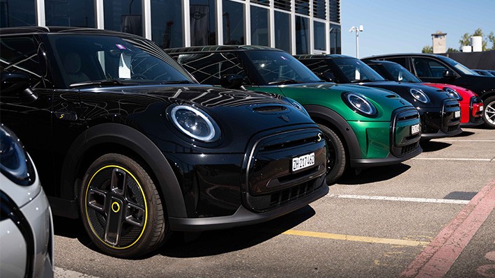 MINI in fase di parcheggio MINI in fase di parcheggio